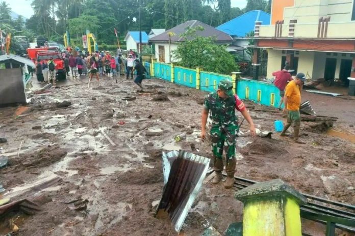 Rumah-dan-jalan-di-Rua-Ternate-rusak-akibat-banjir-2.jpg