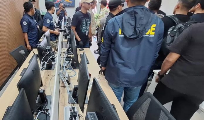 judi online Kantor satelit judi online di Bekasi yang digrebek polisi, Jumat (1/11). Ada sebelas staf Kantor Kemenkominfo dan Digital termasuk staf ahli yang dijadikan tersangkanya pembeking situs judi tersebut.