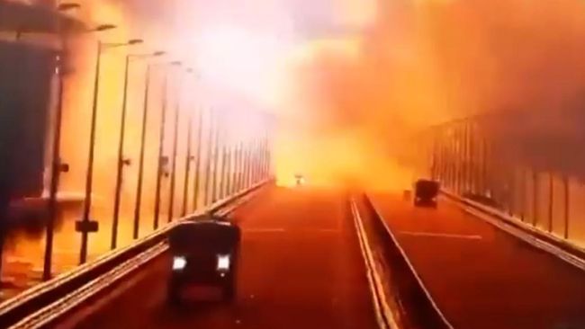 jembatan Ukraina maledak Dinas Rahasia Ukraina (SBU) mengeklaim berhasil merusak jembatan Crimea penghubung utama Crimea dan wilayah Rusia dengan bahan peledak (3/6). Berarti Ukraina sudah tiga kali melakukannya. Sebelumnya Okt. 22 dan Juli 2023. (ilustrasi: Reuters)