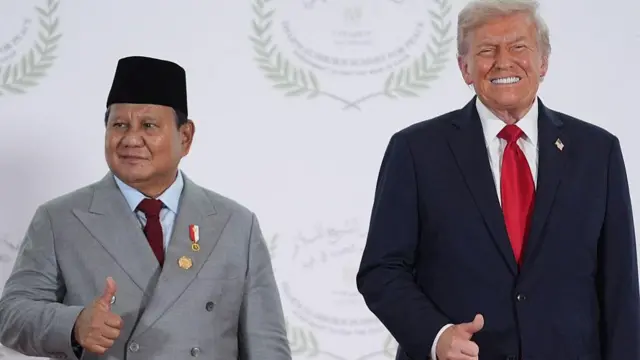 Dewan Perdamaian Dunia Presiden Prabowo Subianto (kiri) dan Presiden AS Donald Trump saat peluncuran Dewan Perdamaian Gaza yang digagas presiden AS itu di Davos, Swiss, hari ini, Kamis (22/1) (BBC)