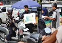 Dagangan Diborong Dompet Dhuafa, Ayam Geprek Pak Parjono Jadi Menu Buka Puasa Warga