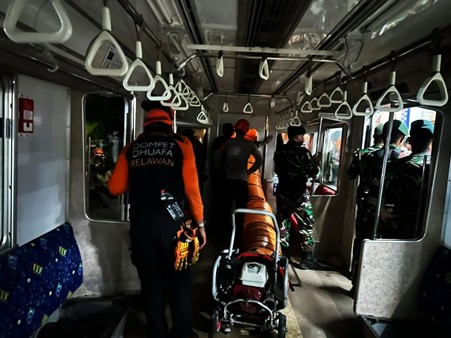 Evakuasi-Kecelakaan-Kereta-Bekasi-Timur-1