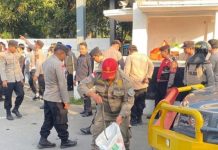 Demonstran di Indramayu Gelar Aksi Lempar Puluhan Ular di Depan Pendopo
