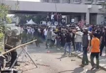 Eksekusi Hotel Sultan Berujung Bentrok, Polisi Amankan Puluhan Massa