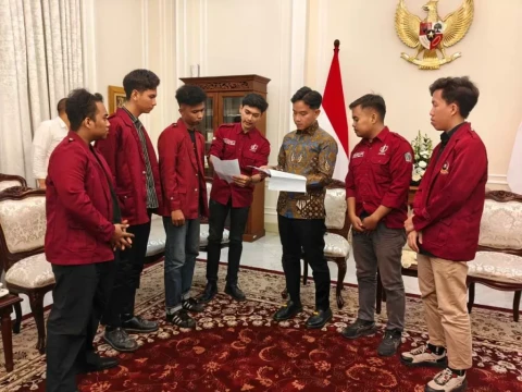 ketua-bem-fh-ubk-yang-bertemu-gibran-ngaku-terima-uang-rp20-juta-wamensesneg-nanti-saya-monitor-dulu-kbn