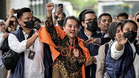 pelimpahan-tersangka-roy-suryo-dan-dokter-tifa-ke-kejari-jaksel-1782102065355_169