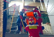 Petugas Damkar Berhasil Evakuasi Jenazah 120 Kg dari Rumah Bertangga Sempit di Jaktim