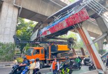 Truk Nyangkut di JPO Tendean, Kemacetan Mengular hingga Kuningan dan Warung Buncit