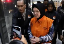 Etik Suryani, Bupati Sukoharjo, Tersangka Memalak Anak Buahnya