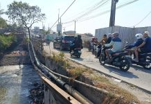 Jembatan CBL Bekasi Rusak Bertahun-tahun, Warga Swadaya Tambal Jalan dengan Dana Rp10 Juta