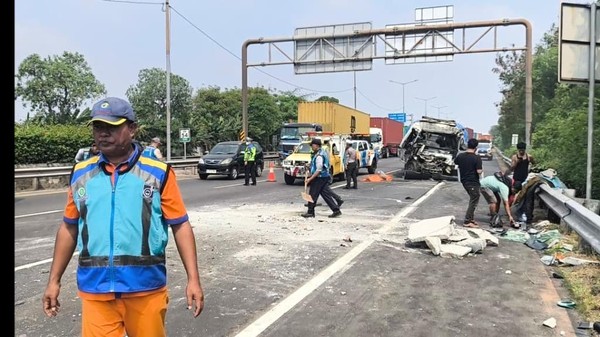 kecelakaan-beruntun-di-tol-bintara-arah-cakung-melibatkan-enam-kendaraan-sabtu-1872026-pukul-1145-wib-1784368457345_169