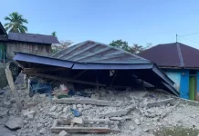 Dua Orang Tewas Akibat Gempa NTT Rumah warga di NTT ambruk akibat gempa di NTT, Sabtu (15/8)/ foto: Beritasatu (Pepi Kurniawan)