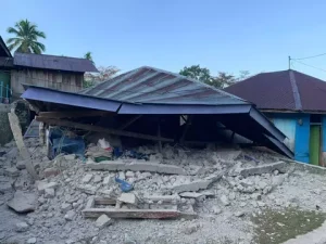 Rumah warga di NTT ambruk akibat gempa di NTT, Sabtu (15/8)/ foto: Beritasatu (Pepi Kurniawan)