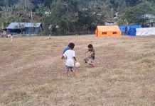 Senyum di Balik Duka, Bola Plastik Hadirkan Keceriaan Anak-Anak Pengungsi NTT