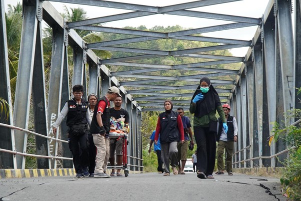 Evakuasi-ibu-hamil-gempa-NTT-1
