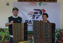 Simbol Persatuan dan Kemanusiaan, Warga Labuan Bajo Serahkan Kain Tenun Songke ke Dompet Dhuafa