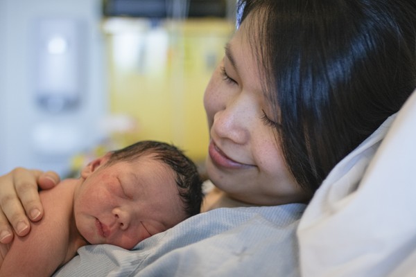 ilustrasi-skin-to-skin-ibu-dan-bayi