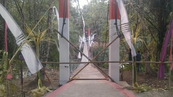 jembatan-gantung-pongpet-di-pangandaran-jabar-ambruk-saat-dilintasi-rombongan-bupati-pangandaran-citra-pitriyami-tni-ad-menjel-1788152615046_169