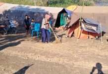 Tumbuhkan Kesadaran Lingkungan, Warga Pengungsi Posko Mandiri Desa Satar Kampas Gotong Royong Gelar Aksi Bersih-Bersih