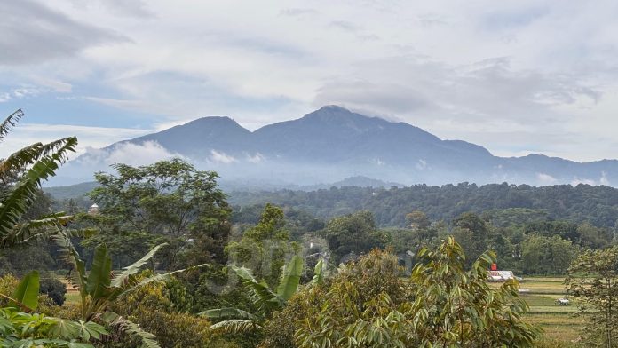 gunung-ungaran-dengan-ketinggian-2050-mdpl-terlihat-dari-kel-pm0o