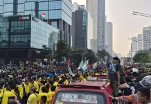 Polisi Blokade Jalan Sudirman, Massa Demo Desak Bisa Melintas ke Bundaran HI