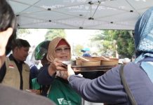 Dompet Dhuafa dan NYK Line Bagikan 900 Paket Sarapan untuk Ojol dan Warga Dhuafa