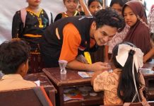 Dompet Dhuafa Hadirkan Ridwan Ghany untuk Menghibur Siswa Penyintas Gempa NTT